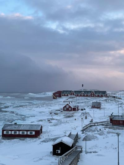 Ilulissani qitiusumik Napparsimmavik er det grønlandske navn for Ilulissat Regionssygehus. Den store røde bygning ligger smukt ud til Ilulissat Isfjord, som blev optaget på UNESCOs verdensarvsliste i 2004. Hvert år tiltrækker isfjorden omkring 20.000 turister til området.