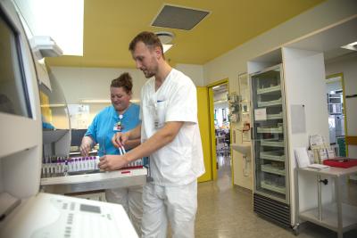 Bioanalytikerne Rasmus Pedersen og Elina Rasmussen er enige om, at projekt mobilt laboratorium har styrket tværfagligheden og samarbejdet mellem Akut Sengeafsnit og Klinisk Biokemi på Bornholms Hospital. 
