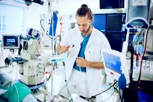 Bioanalytiker Martin Aar Haugdal sætter elektroder på og gør patienten klar til ablation. Elektroderne og katetre giver mulighed for at kortlægge rytmeforstyrrelsen.