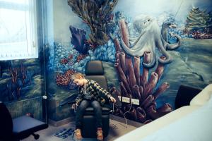 Det nye blodtagningsrum på Holbæk Sygehus er skabt i samarbejde med den lokale kunstner Nikolaj Therkildsen, der har malet det undersøiske tema, så det appellerer til både små og store samt både piger og drenge.
