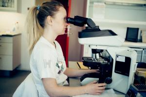 Bioanalytiker Nina Schmidt har netop hentet en ny sædprøve og er nu i gang med at analysere og vurdere sædvolumen.