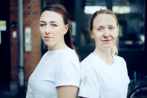 Kristine Thane Nielsen (tv) og kollega Nina Schmidt (th) er to ud af 11 bioanalytikere i sædlaboratoriet på Rigshospitalet, hvor de til dagligt analyserer op mod 25 sædprøver. Op mod 4 af prøverne er med i FITMI-projektet.