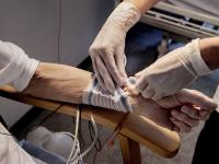 Sygeplejerske tager blodprøve i kommune