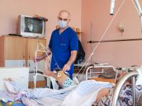 Sundhedsarbejder og patient på traumecenteret på et hospital i Donetsk i det østlige Ukraine