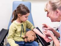 Giv barnet gode erfaringer med at få taget en blodprøve