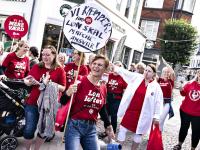 Strejkende sygeplejersker i demonstration med sang i Aalborg