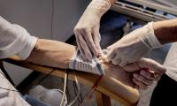 Sygeplejerske tager blodprøve i kommune