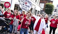 Strejkende sygeplejersker i demonstration med sang i Aalborg